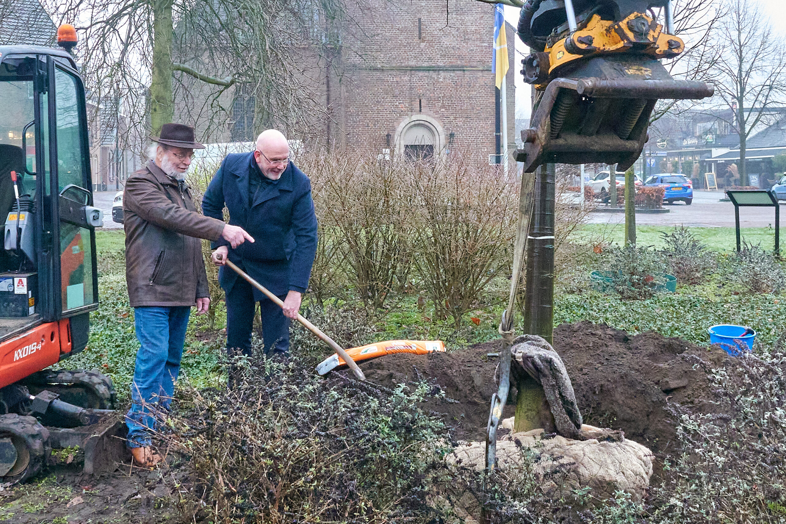 25 jubileum bomen van vereniging Bomenbelang Bronckhorst door Gemeente geplant